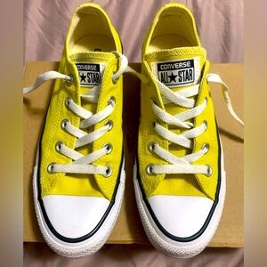 Converse. Women’s size 6. Great condition.